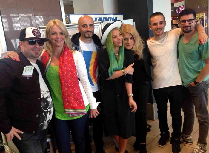 
    Iuliana Marciuc (aici cu Liana Stanciu şi Delia) a făcut parte din delegaţia României la Eurovision 2015Foto: arhiva personală  