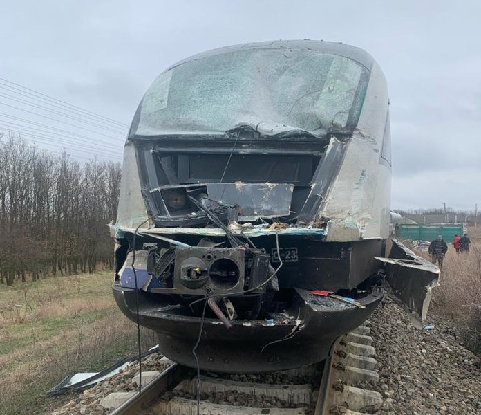Tren Regio, avariat de un camion cu gunoi. Călătorii de pe ruta Pitești-Craiova așteaptă trenul următor VIDEO