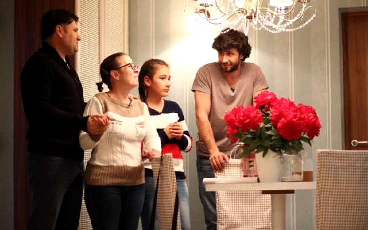 Dragoş Bucur, gazda emisiunii, alături de familia Onea FOTO Pro TV