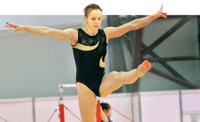 Sandra Izbaşa, în timpul unui exerciţiu la bârnă