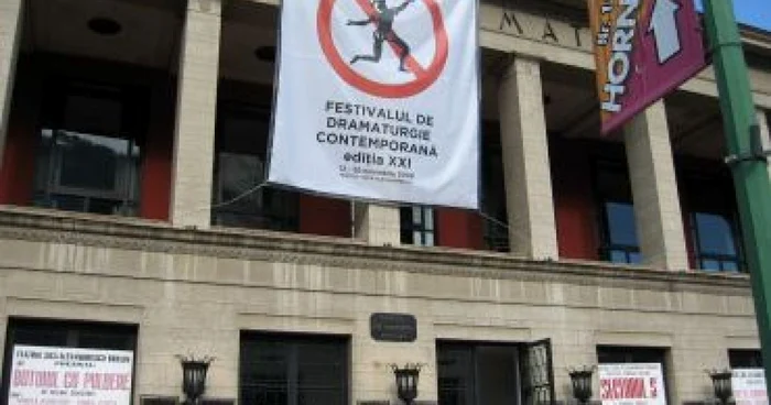 Braşov: Spectacol administrativ: Promisiuni uitate, la Teatrul Dramatic