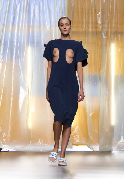 Rochia cu vedere la sâni a fost prezentată la Săptămâna modei de la Madrid