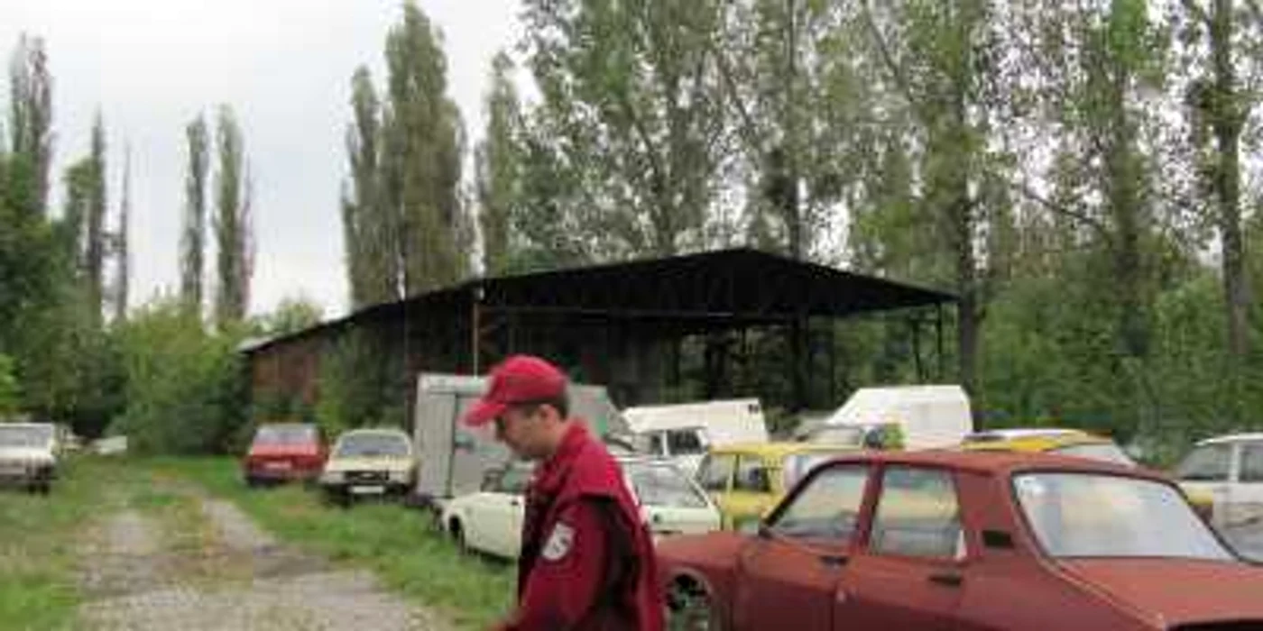 Mașinile sunt duse în curtea unei unități militare