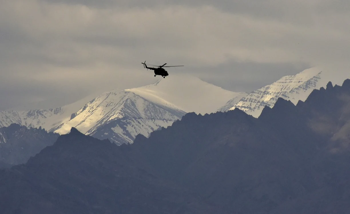 Un elicopter al Forţelor aeriene indene zboară deasupra Ladakh din regiunea disputată Caşmir FOTO EPA-EFE