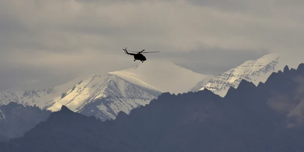 Un elicopter al Forţelor aeriene indene zboară deasupra Ladakh din regiunea disputată Caşmir FOTO EPA-EFE