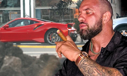 Alex Bodi circulă cu bolizi de fițe prin Capitală
