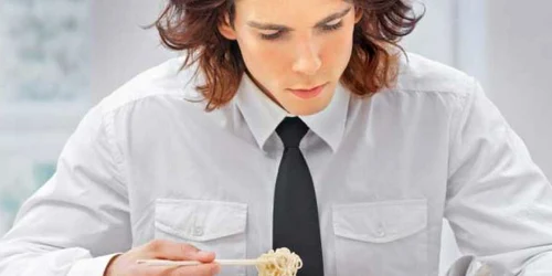 Cercetătorii recomandă să nu combinăm mâncatul cu  privitul la televizor sau cu cititul ziarelor 