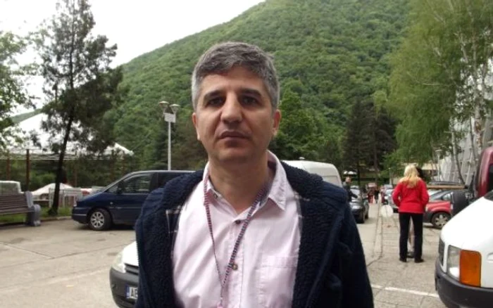 Costică Cojocaru, purtătorul de cuvânt al taberei de yoghini de la Băile Herculane. (Foto: Corina Macavei)