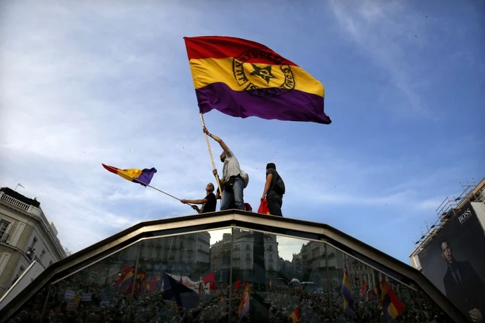 Mii de oameni s-au strâns luni seară în centrul Madridului pentru a solicita instaurarea republicii. (Foto: Reuters)
