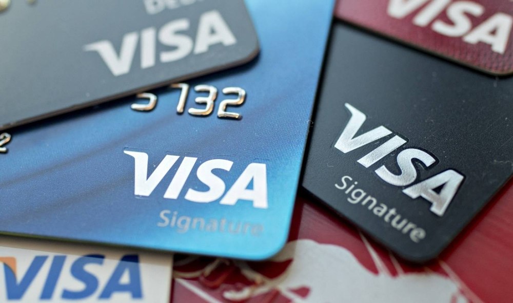 Raiffeisen va înlocui toate cardurile Mastercard. Până când mai pot fi folosite