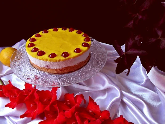 
    Cheesecake cu jeleu din lemon crud  