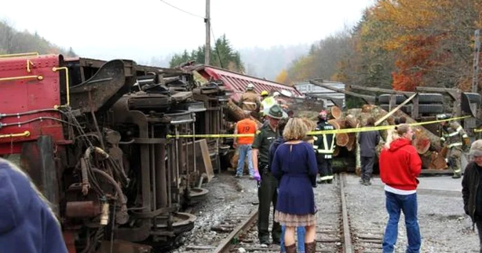 Ultimele două vagoane ale trenului au deraiat. FOTO: AP