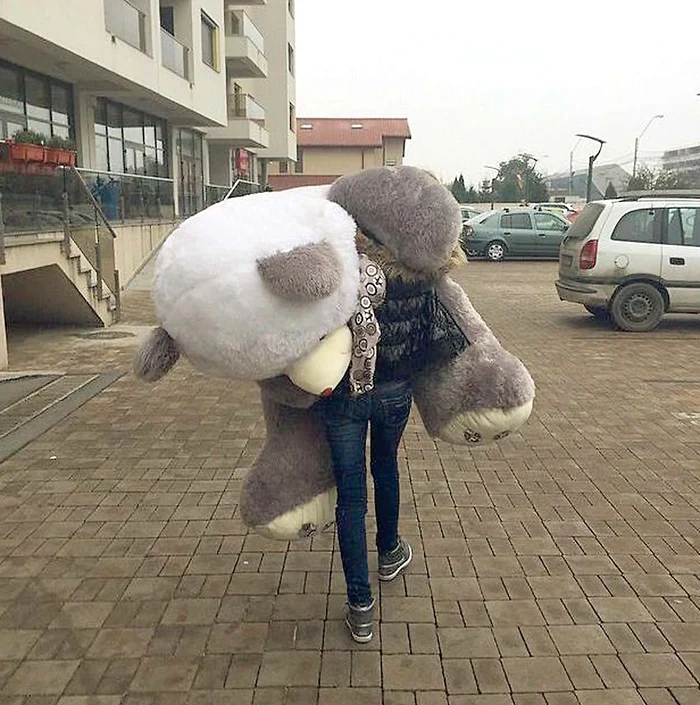 Daniela Crudu și-a cumpărat  un urs mai mare decât ea,  pentru a-i ține noaptea de cald 