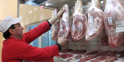 Procesatorii de carne spun că în următoarea perioadă consumul va scădea şi mai mult