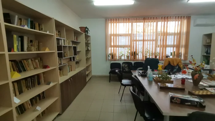 Biblioteca din cadrul centrului de ergoterapie, Spitalul Schitu FOTO: A.M.