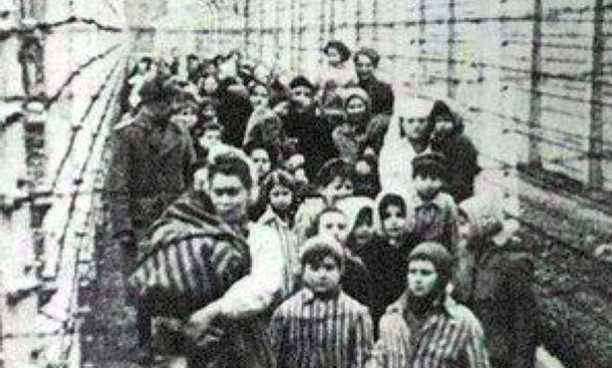 Gemenele Mozes, în prim-plan, la eliberarea lagărului de către sovietici