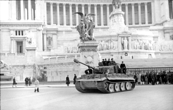 Un tanc german în fața monumentului Altare della Patria, în Roma,1944