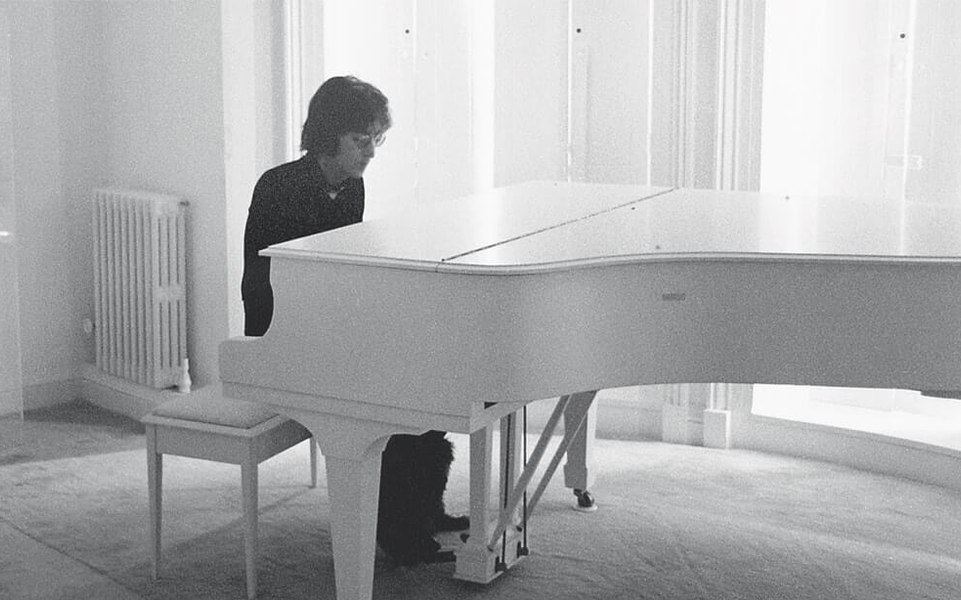 Pianul lui John Lennon, vândut pentru o sumă record la o licitație organizată la New York