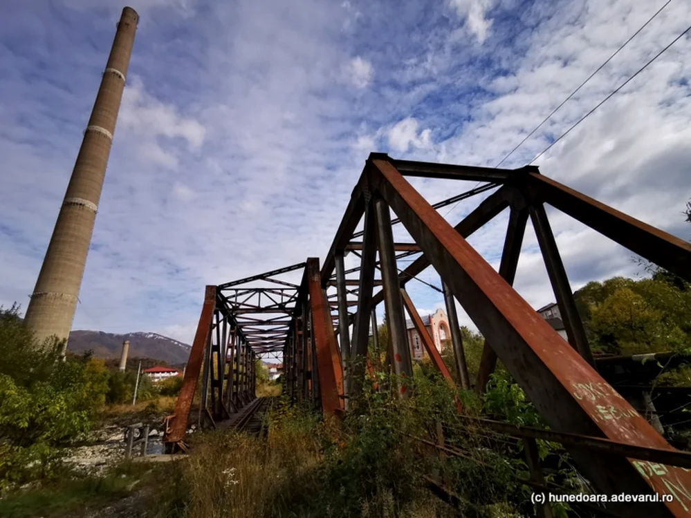 O cale ferată dezafectată (Petroșani - Lupeni) și turnul fostei fabrici de mătase. Foto: Daniel Guță