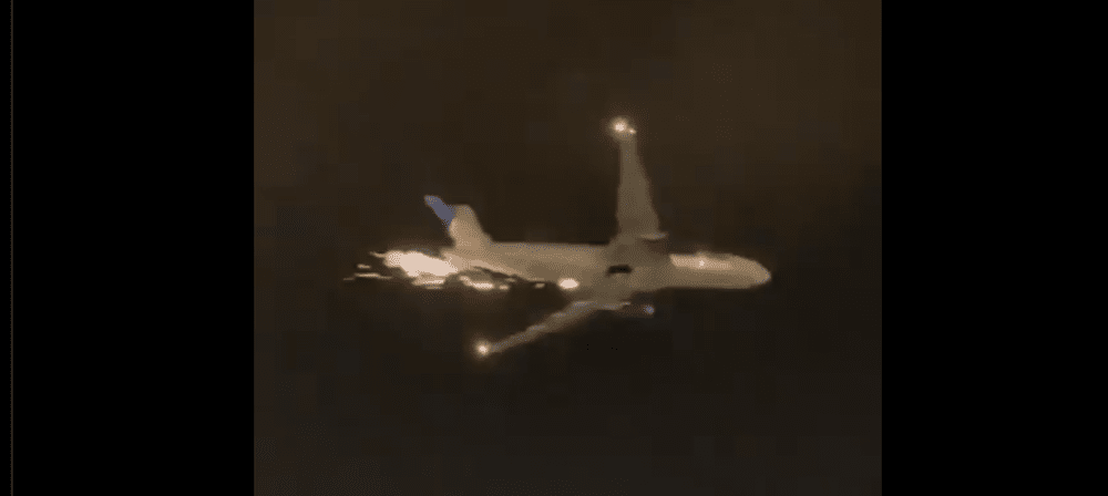Scântei și părți componente cad dintr-un avion după decolare. Imagini filmate de martori oculari