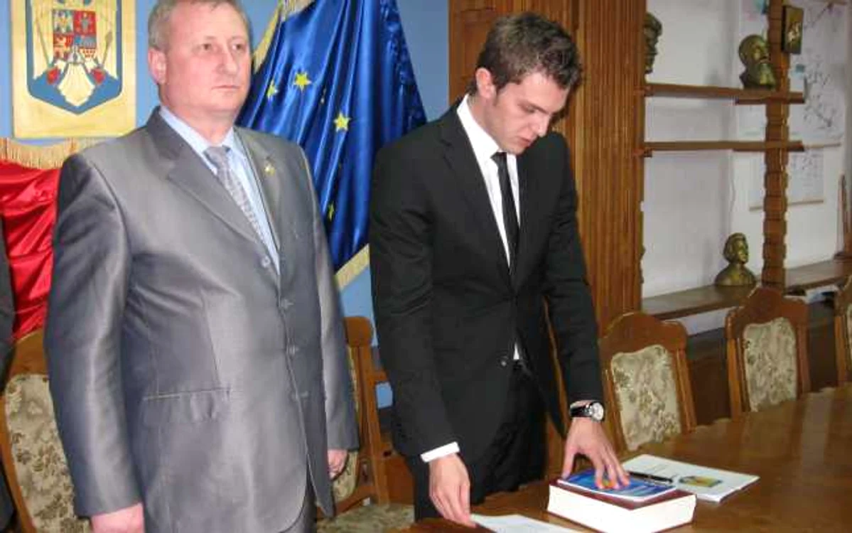 Prefectul Cristian Roman (stânga) şi subprefectul Daniel Moruzi (dreapta) la depunerea jurământului