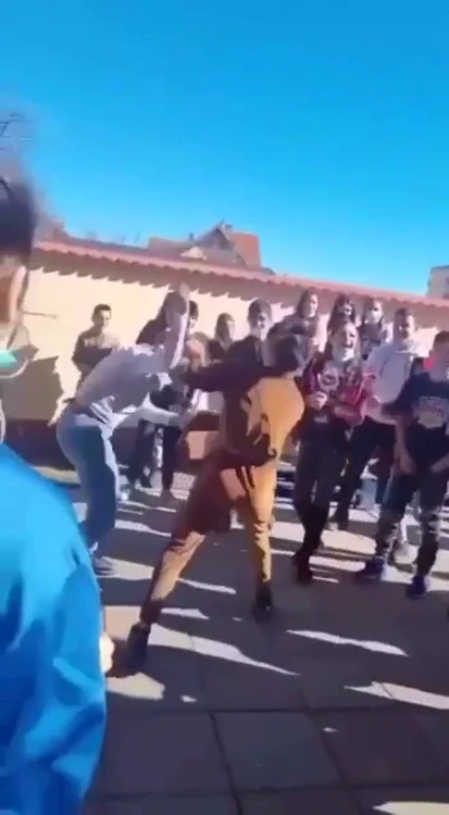 Două eleve din Feldioara s-au bătut în curtea şcolii FOTO captură video