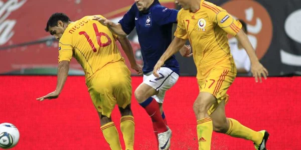 Ribery, în duel cu Nicoliţi şi Luchin * Foto: Reuters