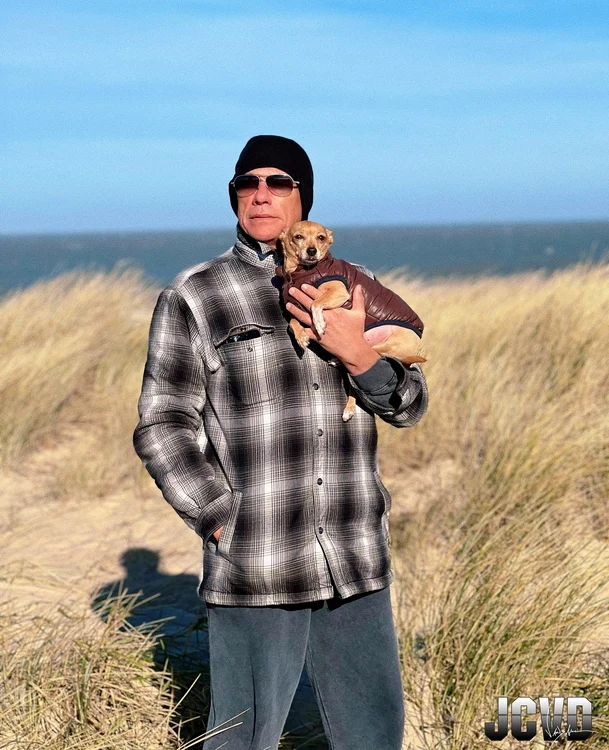 Jean-Claude Van Damme plimbă câinele în brațe și meditează - foto Instagram