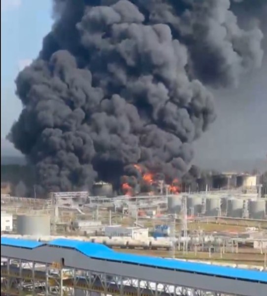 O rafinărie din regiunea Rostov arde de patru zile, după un atac cu drone