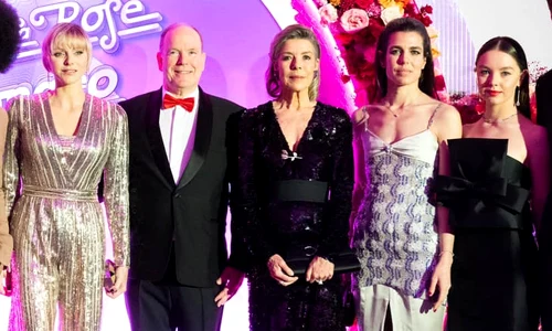 Printesa Charlene de Monaco, Printul Albert de Monaco, Printesa Caroline, Printesa Charlotte Casiraghi, Printesa Alexandra de Hanovra, Ben Sylvester Strautmann la Balul rozelor Palais Princier de Monaco (4) jpg