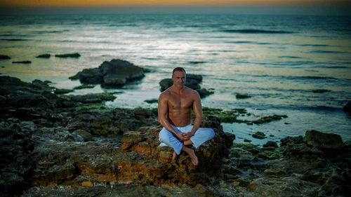 După o viață trăită intens pe scenă și în viața privată, artistul a descoperit echilibrul perfect între trup, minte și suflet