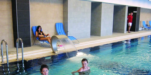 Braşov: O oră de bălăceală în piscină costă 12 lei