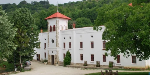 Mânăstirea Arnota - Vâlcea - ctitorită de Matei Basarab Foto Adevărul