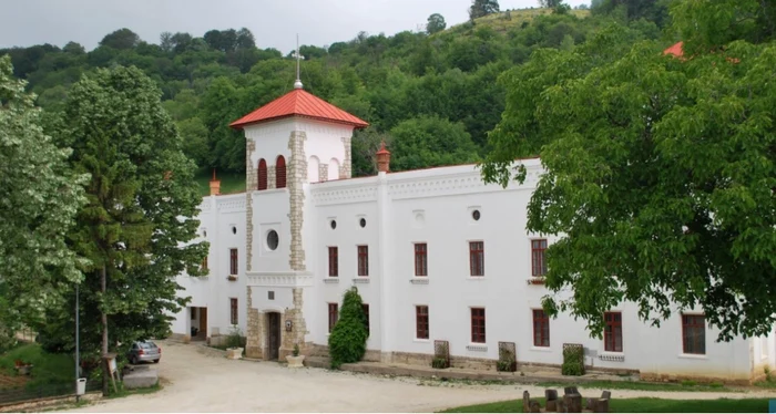 Mânăstirea Arnota - Vâlcea - ctitorită de Matei Basarab Foto Adevărul