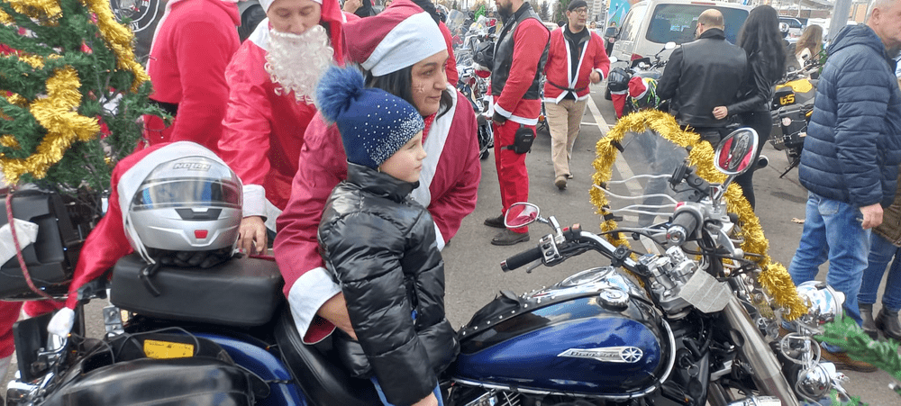 Moș Crăciun pe motocicletă. Peste 50 de moși pe motoare au împărțit cadouri copiilor din Brașov FOTO