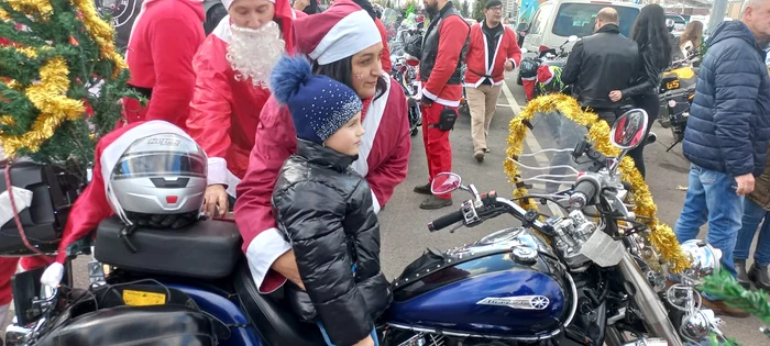 Copiii s-au fotografiat pe motociclete și au primit bomboane FOTO Ioan Buciumar