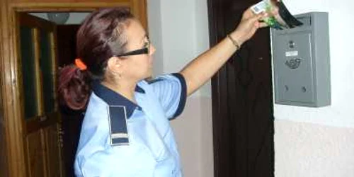 Polițiștii împart pliante cu sfaturi preventive