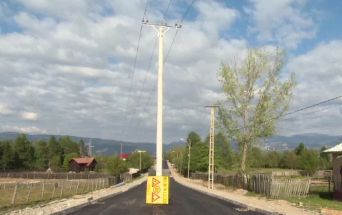 stalp in mijlocul drumului strada gruiului campulung