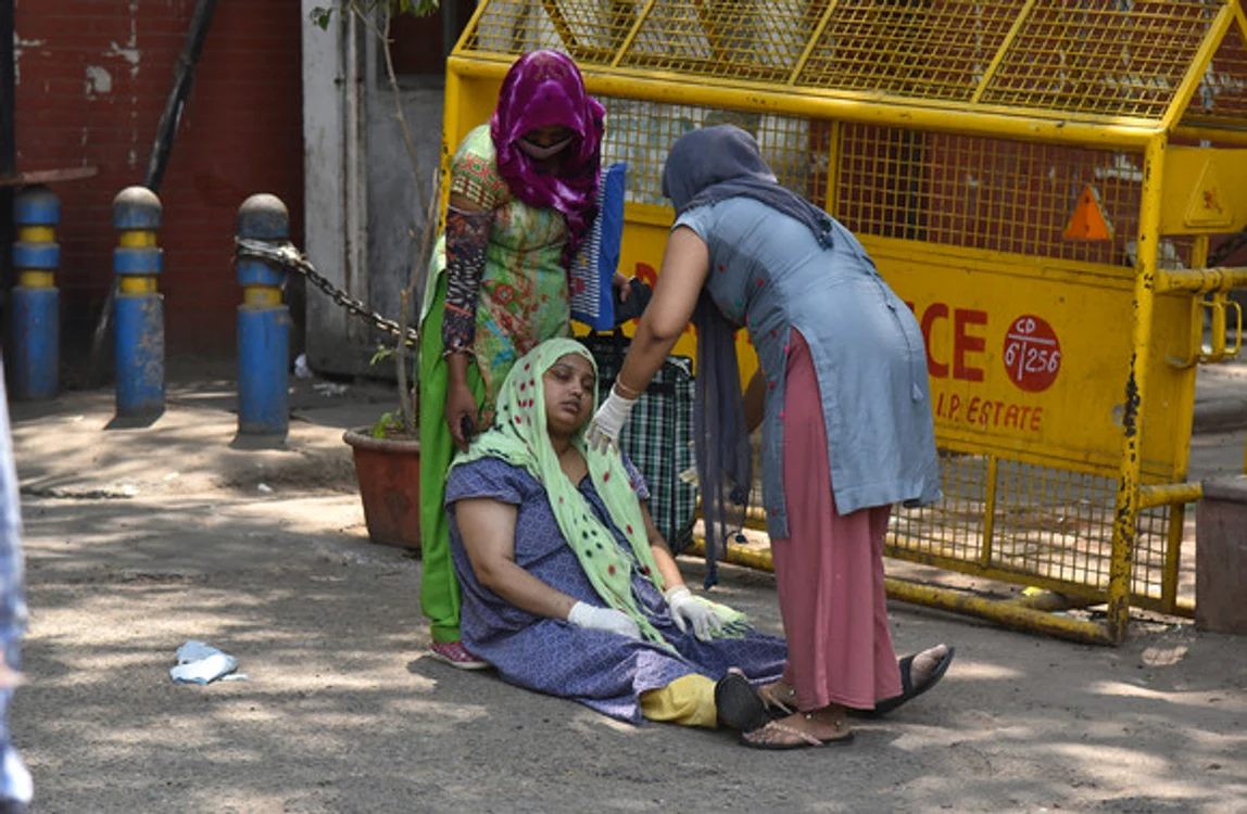 
    Au fost amenajate ruguri în aer liber pentru că toate crematoriile sunt depăşite de numărul morţilor Fotografii: EPA-EFE/Gettyimages   