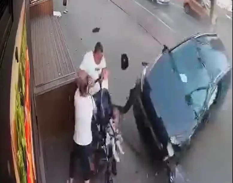 Tatăl reușește să tragă căruciorul în care se afla copilul, în ultima clipă FOTO: captura video