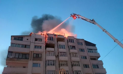 Pompierii s au luptat ore în șir să stingă flăcările jpeg