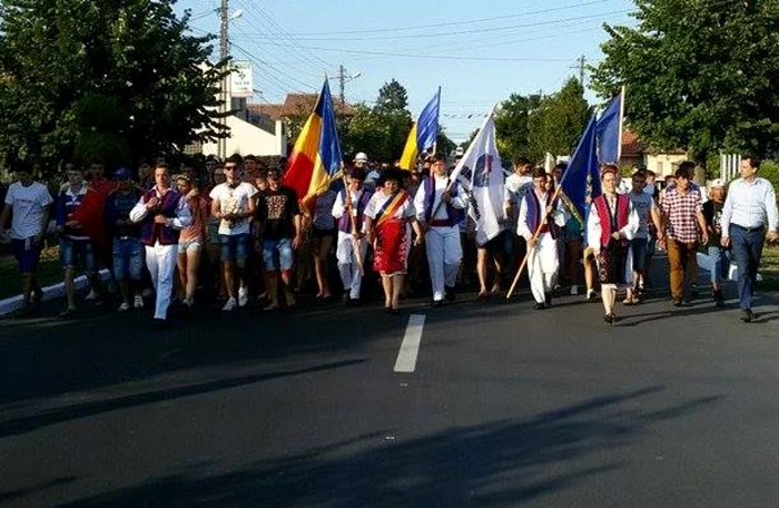 Marşul unioniştilor, prin Cumpăna. Mariana Gâju - în centru, Dumitru Bădrăgan - primul din dreapta Foto Codruţ Burdujan