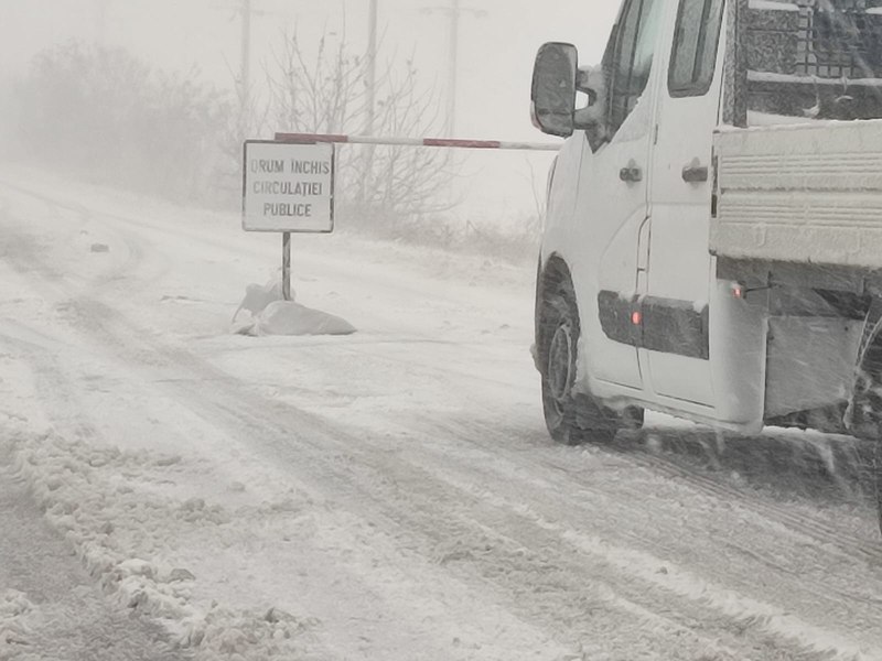 Toate drumurile din județul Constanța sunt închise circulației. Dobrogea, sub Cod roșu de viscol până la ora 16.00. Orașul rămâne fără apă VIDEO 