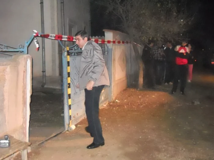 Poliţiştii au făcut cercetări la locuinţa părinţilor bebeluşului