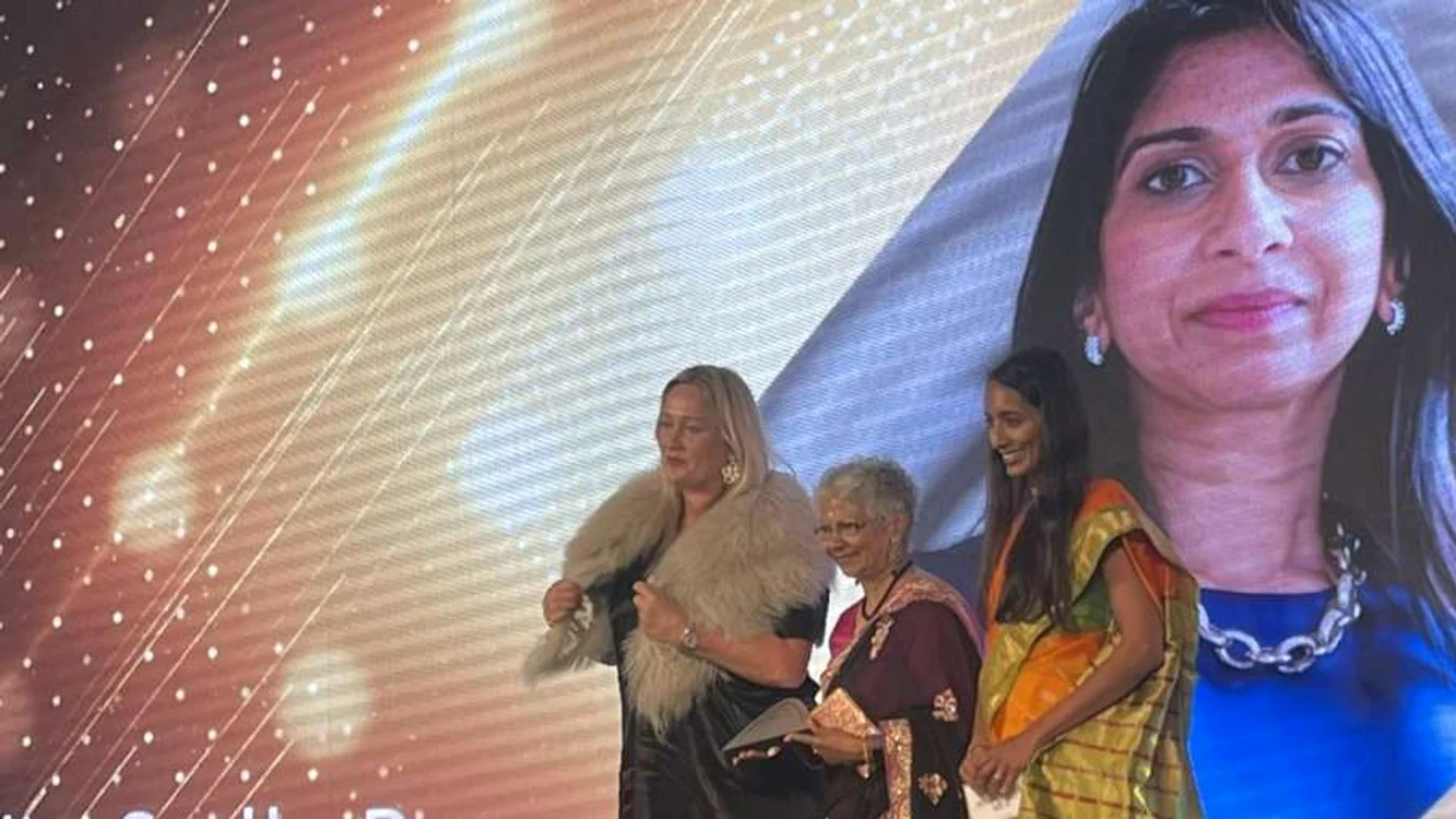 Momentul acordării premiul Queen Elisabeth II „Woman of the Year”