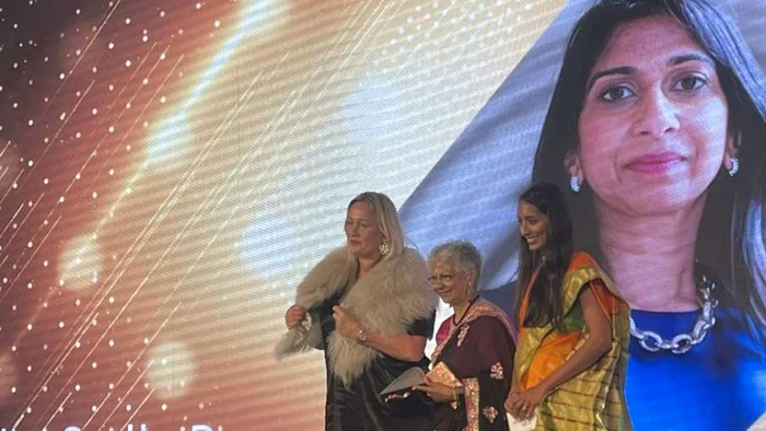Momentul acordării premiul Queen Elisabeth II „Woman of the Year”