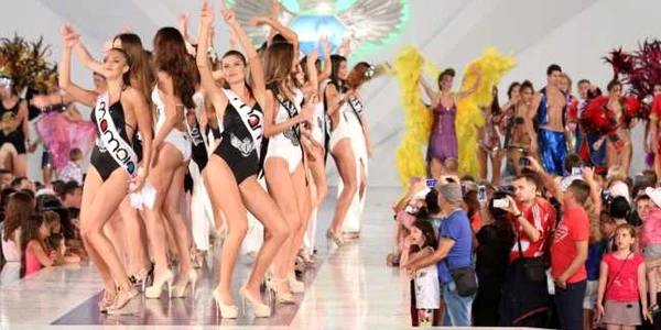 Carnavalul Mamaia 2013. Manechine defilează la FashionTV Summer Festival Foto fpeople.ro