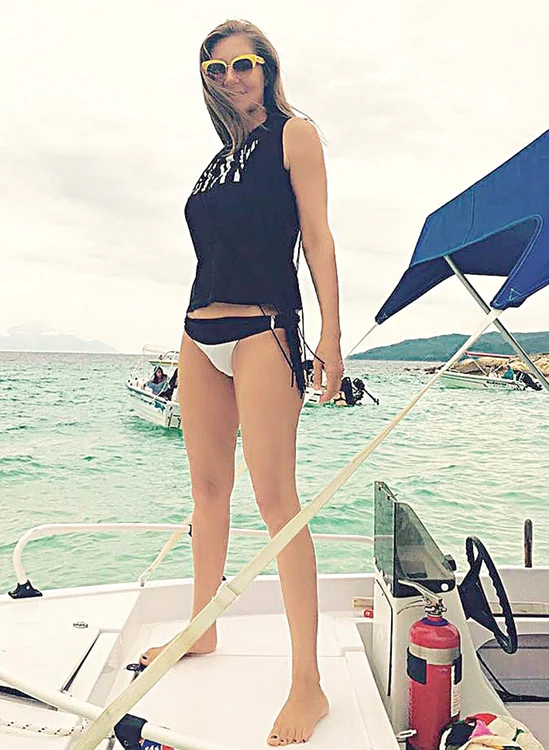 La 51 de ani, creatoarea de modă arată senzaţional în bikini