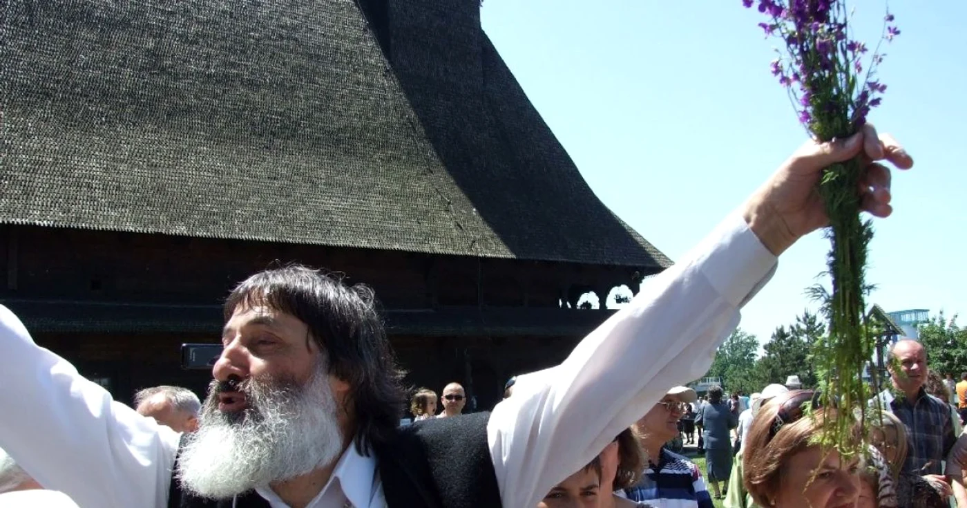 Părintele Nicolae Picu, înconjurat de enoriaşii săi FOTO S.I.