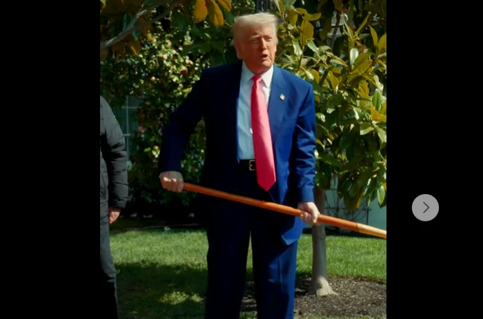 Donald Trump cu lopata de aur. FOTO captură video Facebook